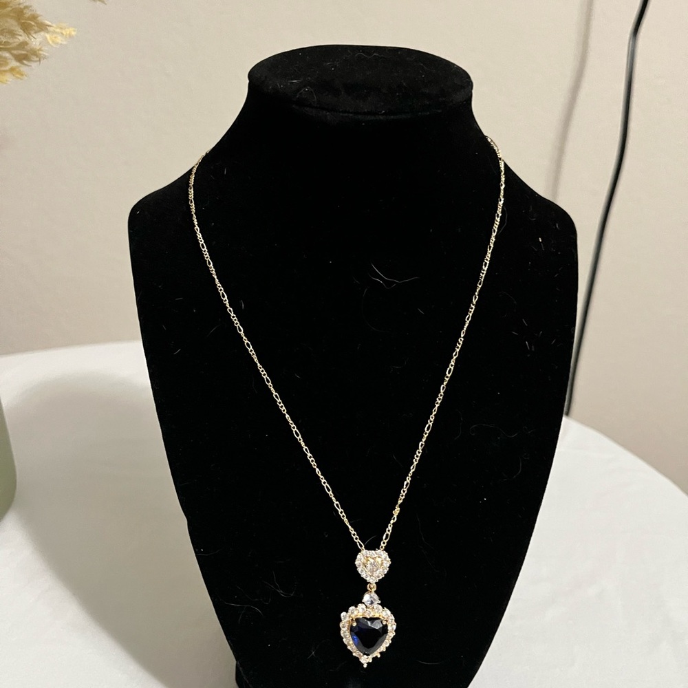 Elegant Gold and Blue Heart Pendant Necklace


it is plated in gold